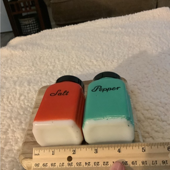 Vintage 1940’s McKee Roman Arch Salt & Pepper Red and Green Set - Picture 5 of 9